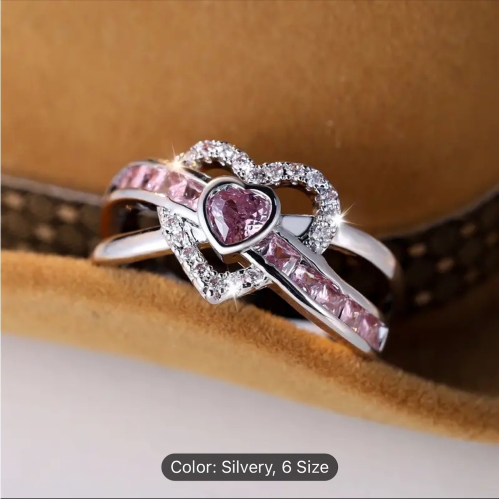 73. NEW Sparkling Heart Design Ring